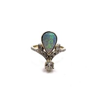 4536. Gold ring with diamonds and precious opal