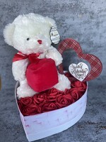 Valentin napi macis rózsabox, virágbox piros plüss dobozzal, ahova meglepetés rejthető