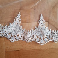 Fty116 - 1 layer, embroidered lace edge ecru bridal veil 300x150cm