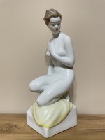 Hollóházi térdelő női akt porcelán figura nipp