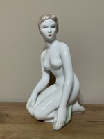 Aquincum térdelő női akt porcelán figura nipp