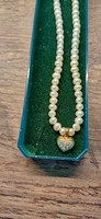 Valentin napi ajándéknak aranyszivecskés, arany kapcsos édesvízi gyöngysor 45 cm-es eladó