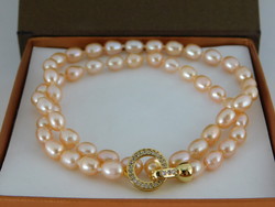 Beautiful pearl necklace with 18k gold-plated stone clasp.