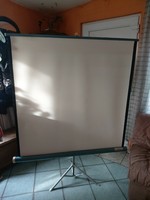 Massive, stable, yet light and easy-to-use tripod projection screen