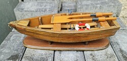 Kézzel készült fa csónak