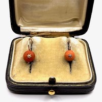 4886. Gold earrings with coral