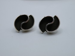 Uk0139 elegant stylized swirl shaped silver earrings with plug-in