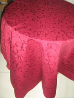 Gyönyörű bordó színű barokk mintás ovális damaszt terítő