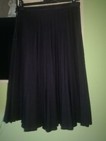 Black pleated skirt in size s/m
