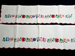 2 Draperies embroidered with a Kalocsa pattern, 91 x 24-26 cm