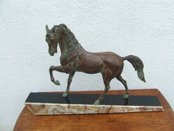 Ló szobor fém