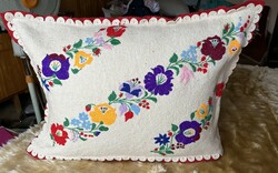 Hand-embroidered folk ornament pillow made of felt material