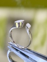 Special, dazzling silver ring