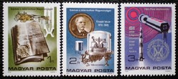 S3109-11 / 1976 100 years of the mété system stamp line postal clerk