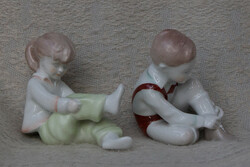 Öltözködő gyerekek porcelánfigurák