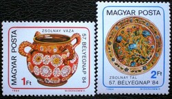 S3649-50 / 1984 stamp day - Zsolnay stamp series postal clerk