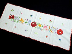 Tablecloth embroidered with a Kalocsa pattern, runner 83 x 34 cm