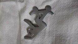 Gördeszkás figura egyedi fém bross, ezüst színű kitűző