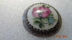 Medál , kézi festésű , porcelán betéttel , rajta rózsaszínű vadrózsa kb 4,5 cm