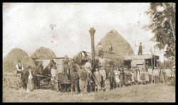 Threshing with a steam engine, group photo