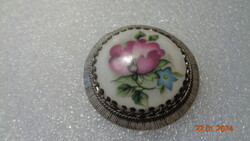 Medál , festett porcelán betéttel , rajta rózsaszínű vadrózsa kb 4,5 cm