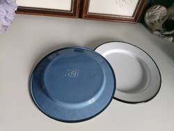 2 db zománcozott fém tányér 22 cm átmérővel