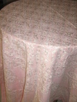 Gyönyörű anyagában fehérrel dúsan hímzett rózsaszín elegáns terítő