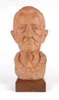 1P675 imre kovács from Turan: terracotta head of an elderly woman on a wooden pedestal 35.5 Cm 1972