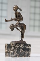 Ugróbékát játszó gyerekek- bronz, márvány 28,5 cm. jelzett
