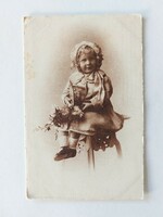 Régi képeslap kislány virággal bonbonnal fotó