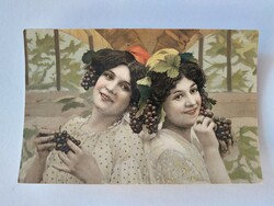 Régi képeslap hölgyek szőlővel fotó