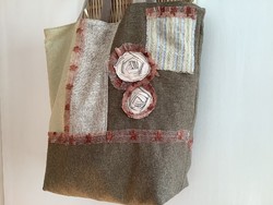 “Egyetlen darabos” kollekcióból…bélelt szövet táska, egyedi csipkés applikációval, belső zsebekkel