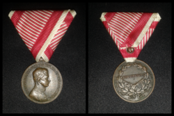 Károly bronze gallantry medal (on matching replacement ribbon)