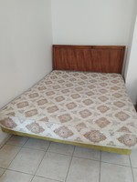 Kétszemélyes koloniál ágy matraccal