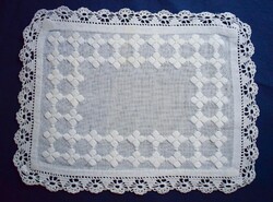 Art-deco tablecloth with crocheted lace trim 33 x 26 cm
