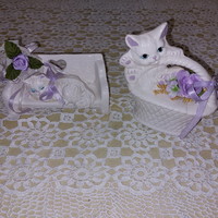 Porcelán cicák, kosárban és padon, nipp