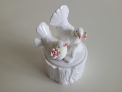 Fehér porcelán bonbonier galambokkal fedeles tároló