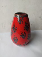 Iparművészeti retro váza, piros alapon fekete dekorral, hibátlan, 19 cm