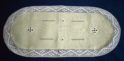 Table runner with a crocheted lace border, medium cm