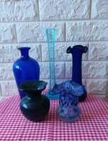 Kék üveg vázák