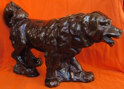 Large ceramic dog, length 36 cm, height 20 cm.