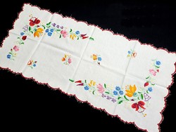Kalocsai virág mintával hímzett terítő, futó 73 x 33 cm