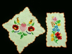 2 tablecloths embroidered with a Kalocsa flower pattern, 20 x 20 and 20 x 10 cm