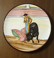Spanyol bikaviadal, kézzel festett szignózott fali tányér, 26 cm