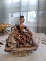 Mini altwien porcelán figura máz alatti pajzs jelzéssel kb 1850-ből