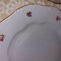 Zsolnay 2db, szép virágos lapos tányérok, lüszteres széllel