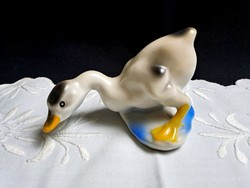 Marked porcelain special pecking duck