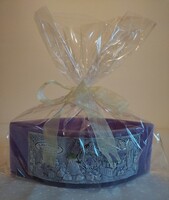 Lila gyertyatartó viaszból, levendula mintával