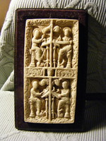 A négy evangelista XI. sz-i könyvkötés táblája csontutánzat másolata vörösréz keretben