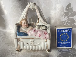 Bájos antik figurális porcelán doboz, kisgyermek figura, baba cicával-hajtincs vagy fogacska tartó
